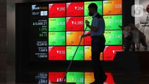 Aktivitas pekerja di depan layar Indeks Harga Saham Gabungan (IHSG) di BEI, Jakarta, Senin (3/1/2022). Pada pembukan perdagagangan bursa saham 2022 Indeks Harga Saham Gabungan (IHSG) langsung menguat 7,0 poin atau 0,11% di level Rp6.588,57. (Liputan6.com/Angga Yuniar)